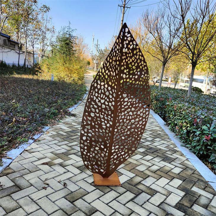 Moderna umjetnost skulptura od čeličnog lišća