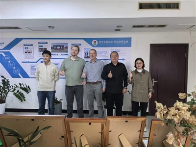 Poljski klijent posjećuje našu kompaniju i tvornicu