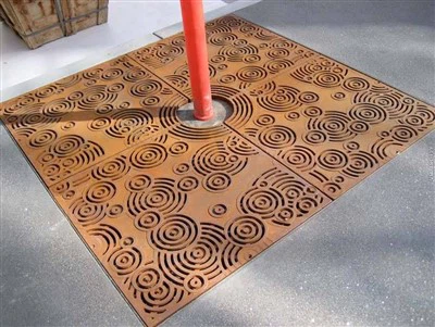 Metalna rešetka oko drveta